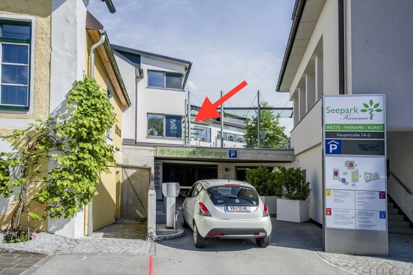 Einfahrt zur Seepark-Garage in Schörfling, der rote Pfeil markiert die Ordination